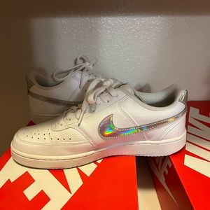 Woman’s Nile metallic forces